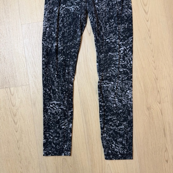 Lululemon Black and White Align Leggings - Picture 7 of 8